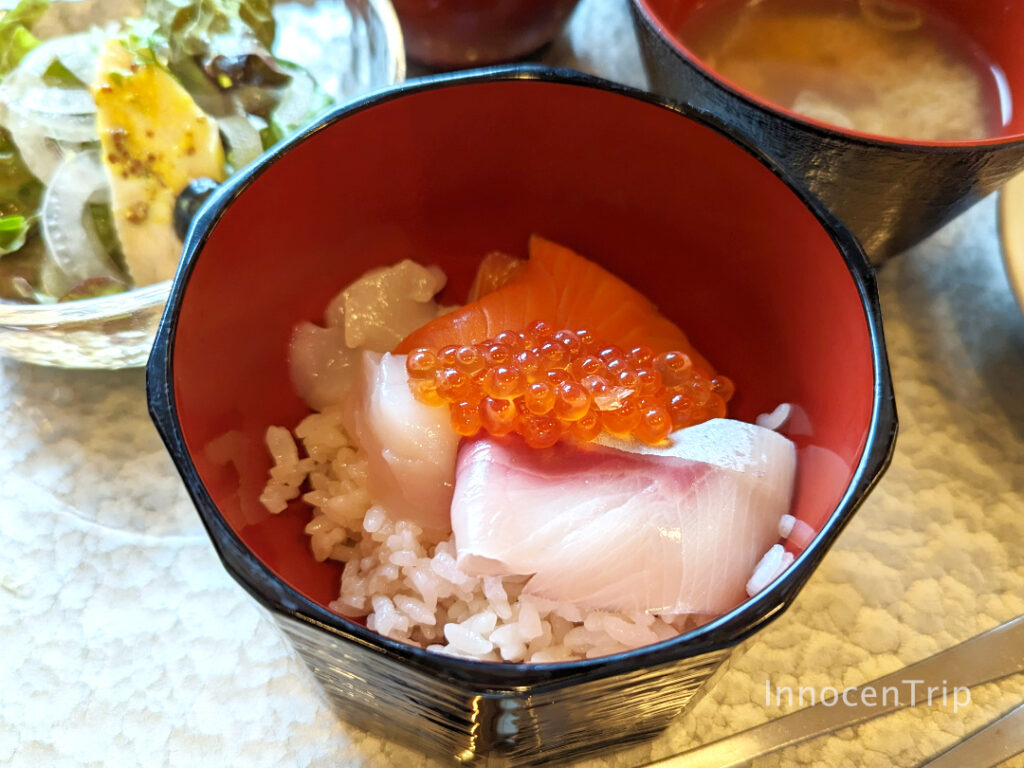 自分で作る海鮮丼コーナーと具材が並ぶ朝食バイキング台