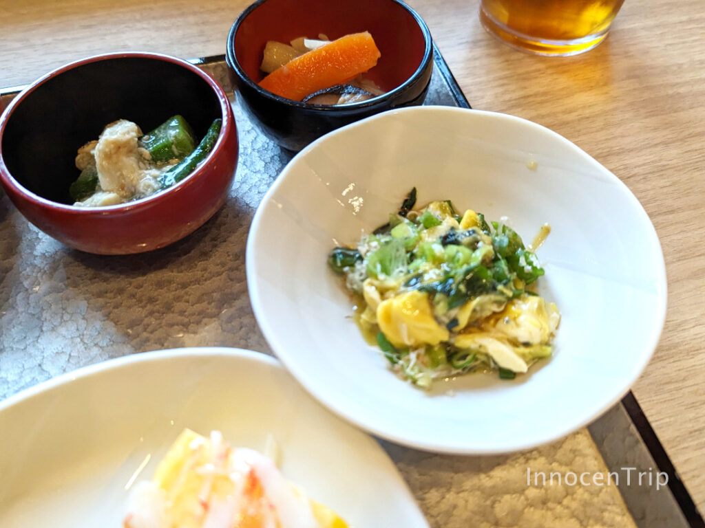 味めぐり小鉢横丁の小鉢料理が整列したカウンター