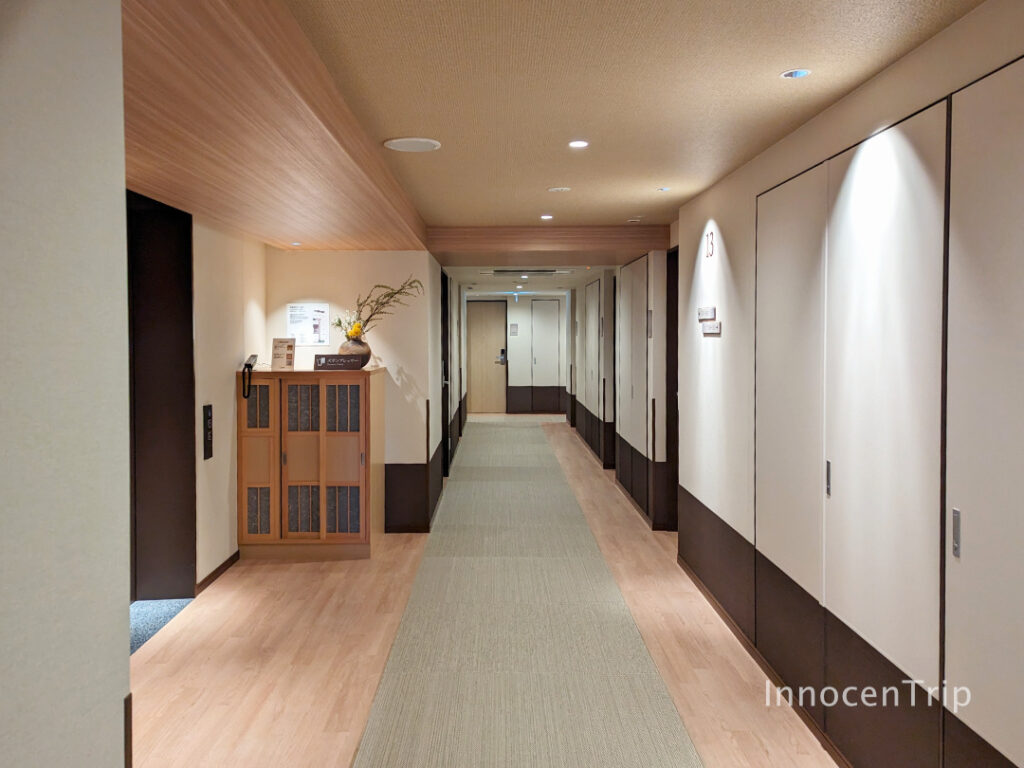 畳敷きの客室フロア廊下と柔らかな間接照明