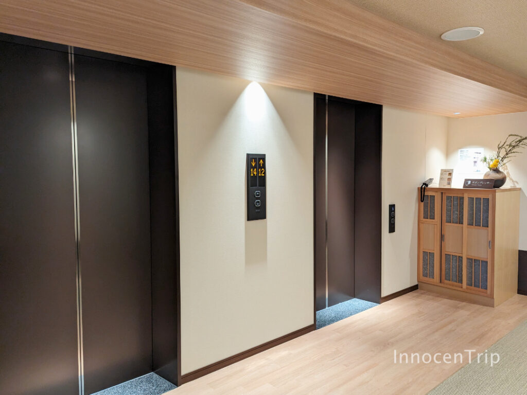 御宿野乃仙台9階エレベーターホールと館内案内表示