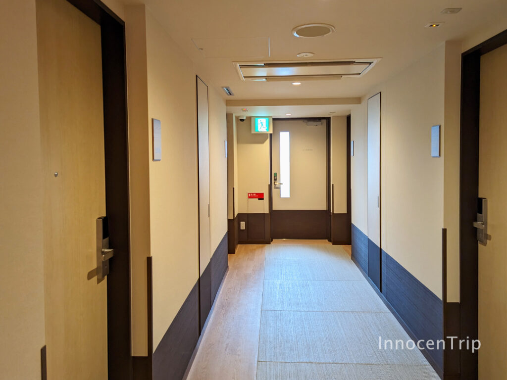 非常口側から自然光が差し込む畳の通路