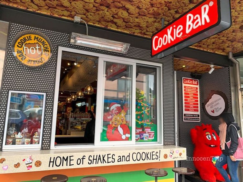 クイーンズタウンのクッキータイム クッキーバー店内に並ぶ焼きたてクッキー