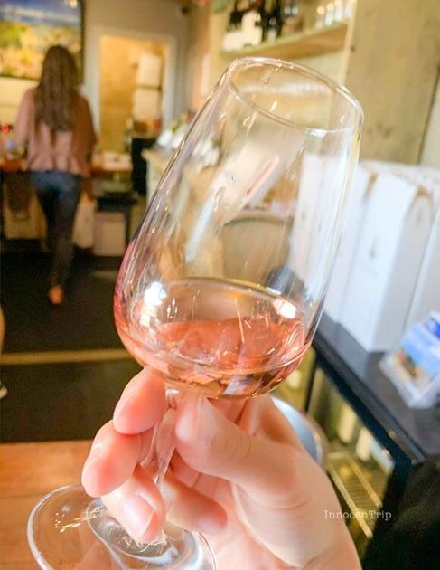 ワイヘキ島ワイナリーで白ワインをテイスティングするグラスとボトル