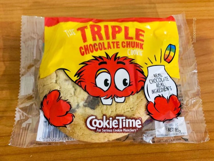 クッキータイムの大判クッキーと限定缶が並ぶニュージーランド土産コーナー