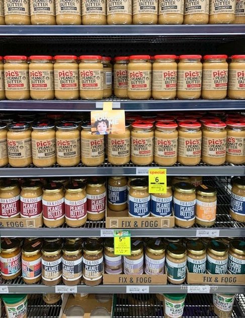 ニュージーランド産ピーナッツとロースト豆菓子が並ぶスーパーの量り売りコーナー