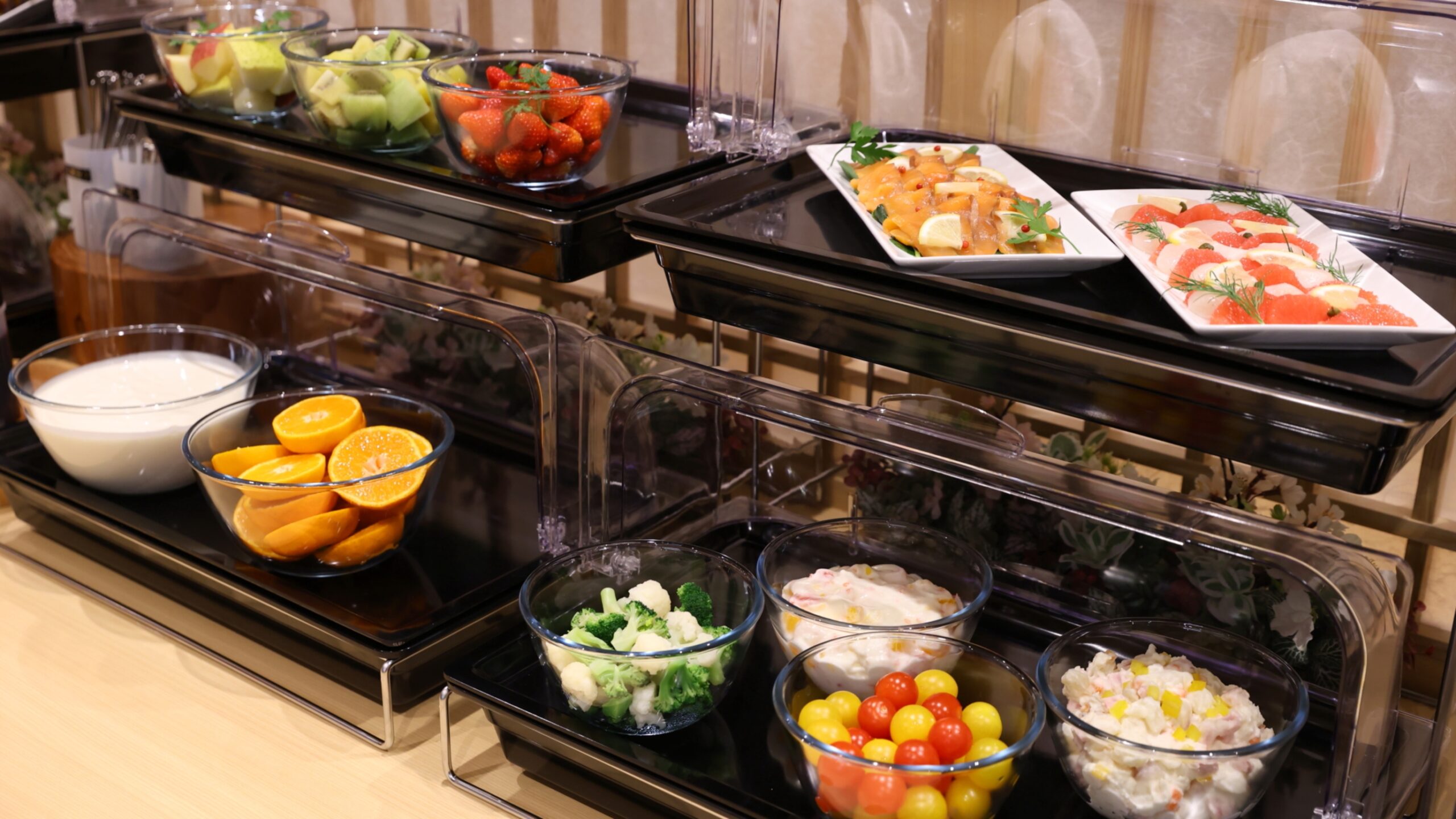 朝食ビュッフェ(浅草別邸)の海鮮丼と和洋メニュー