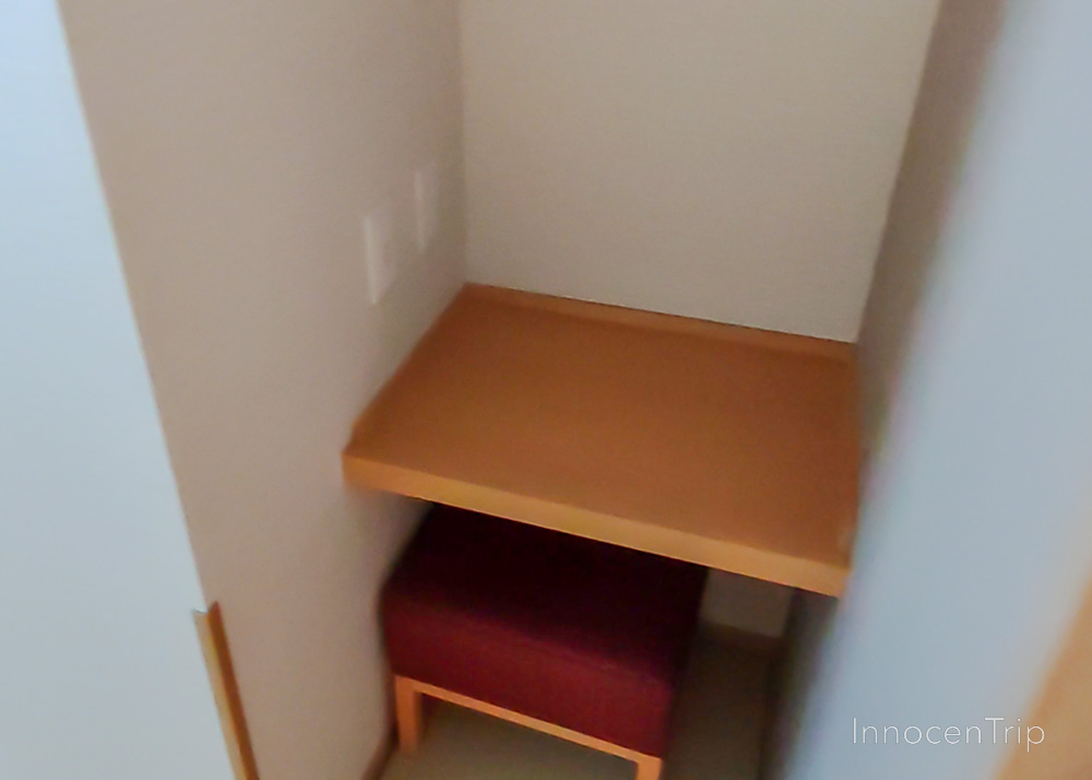 玄関近くの作業スペースと壁に囲まれた机