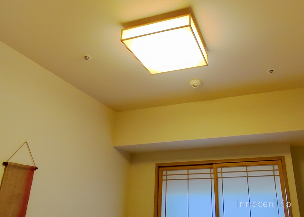 和風のシーリングライトと障子風の窓