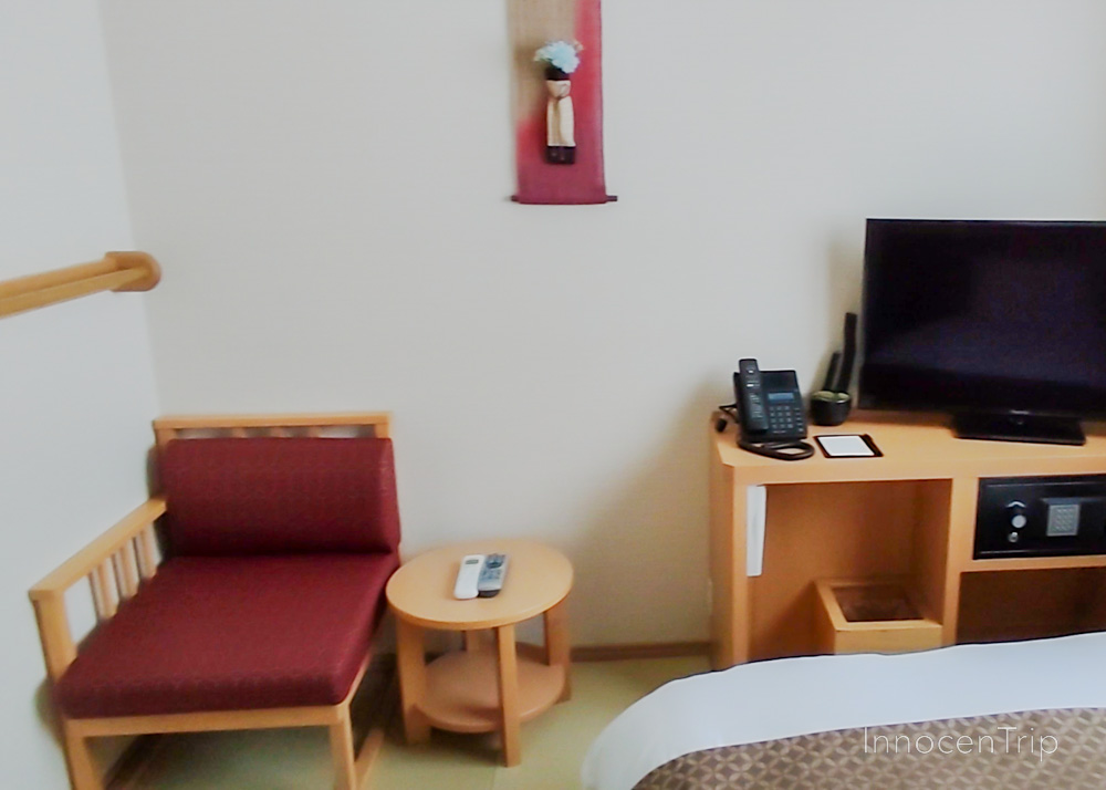 ひとり掛けの椅子と小机