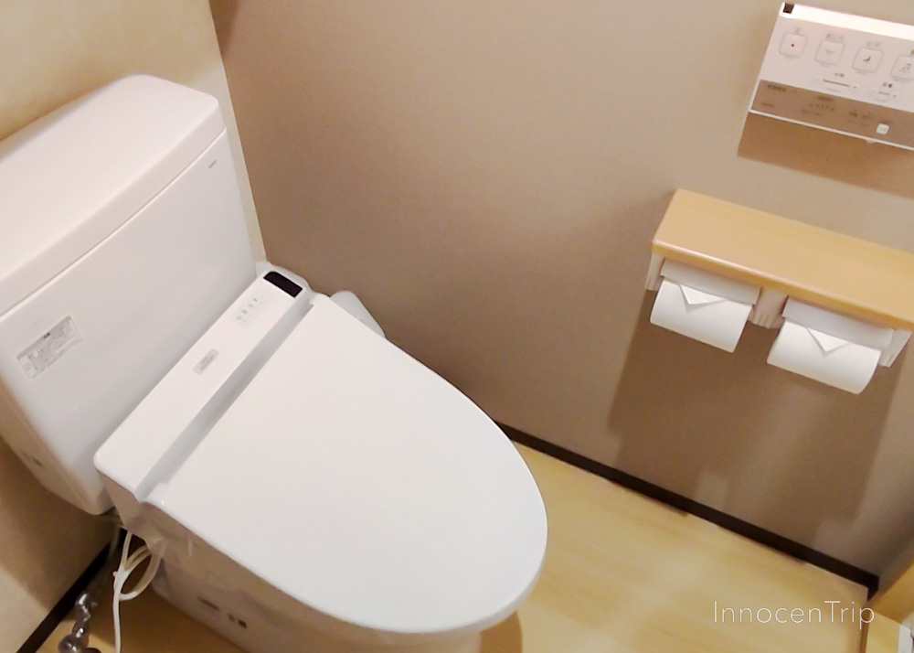 白く清潔感あるトイレスペース