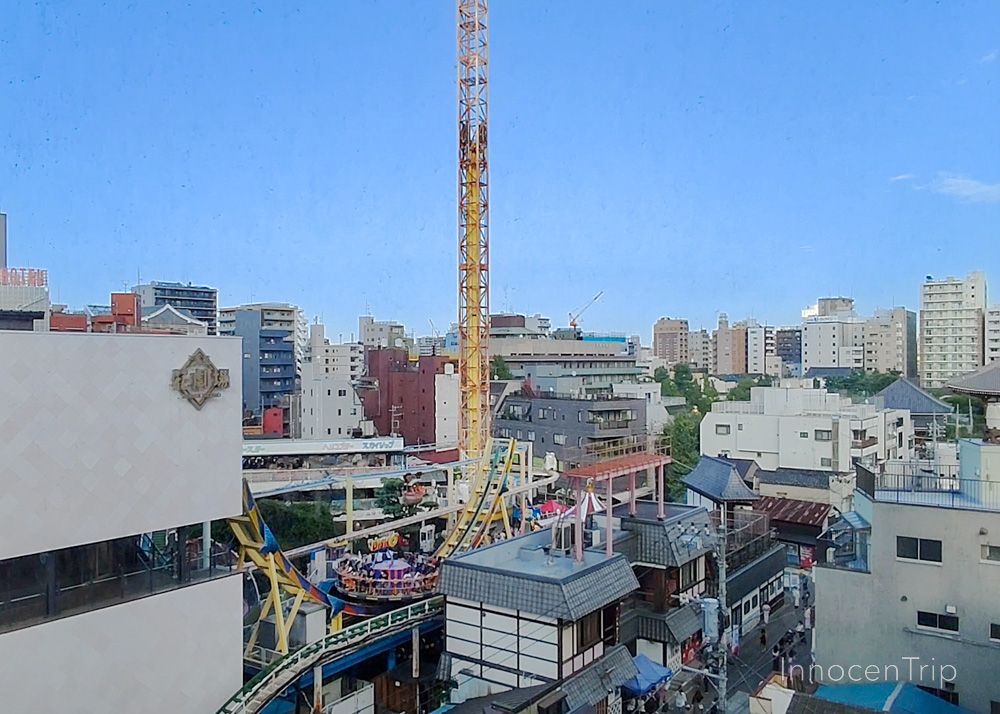 遊園地「花やしき」の絶叫マシンが見える客室ビュー