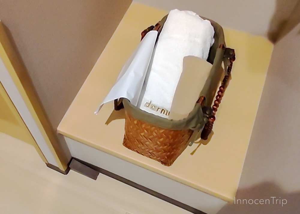 温泉用に用意されたタオル入りの手提げかご