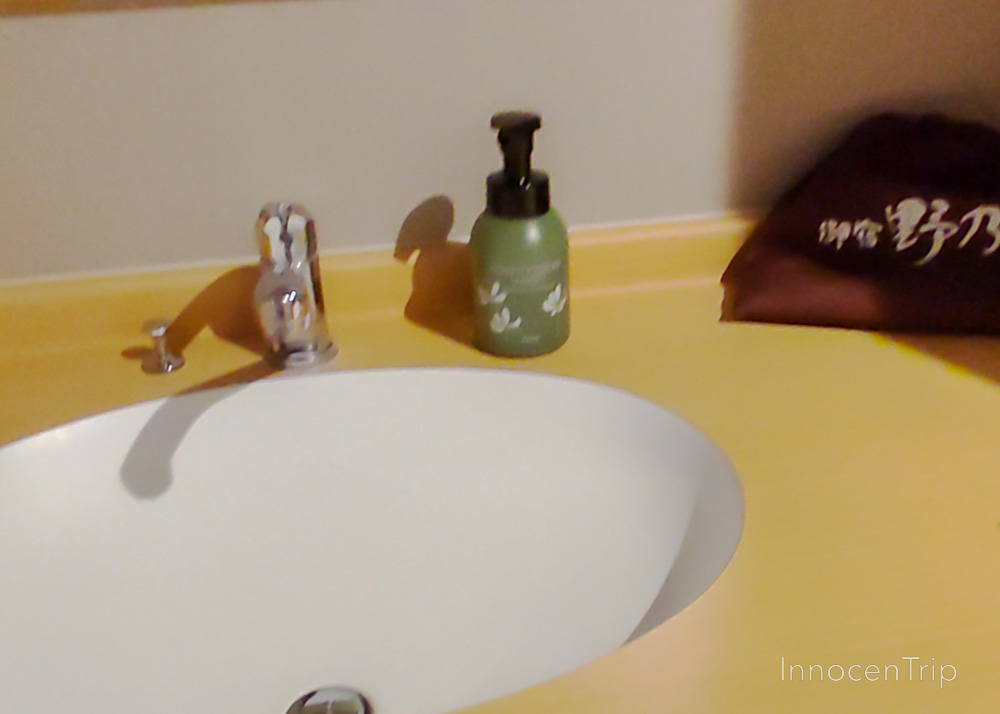 白を基調としたシンプルな洗面スペース