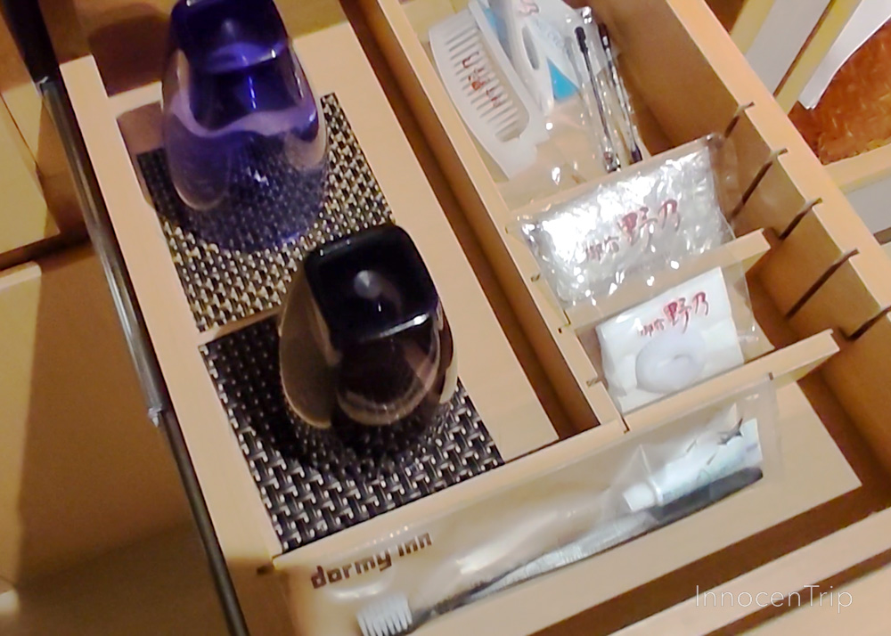 洗面台下の引き出しに並ぶアメニティ