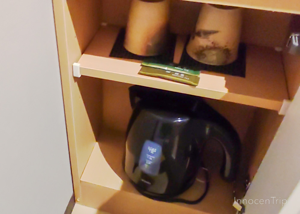 洗面台下の収納にある飲み物セット