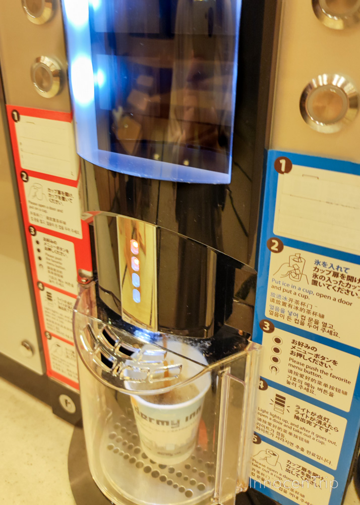 紙コップで飲めるドリンクバー形式