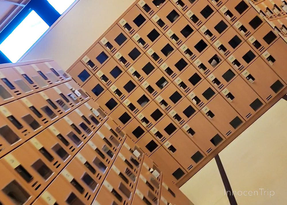 玄関入ってすぐの靴を預けるロッカースペース