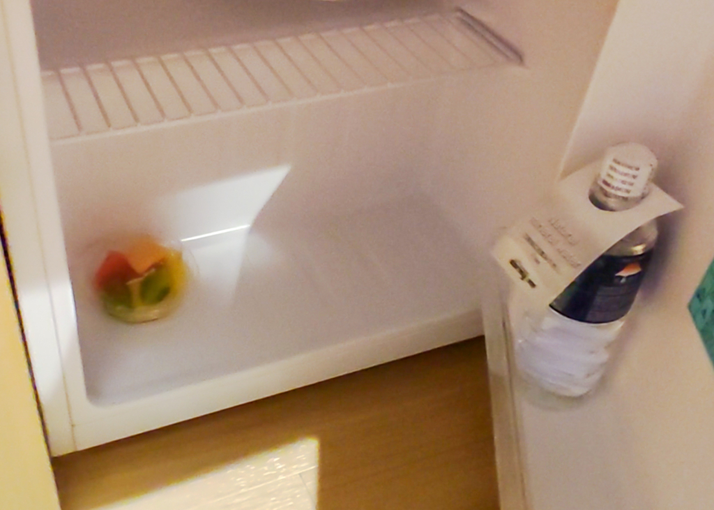 ミネラルウォーターとウェルカムフルーツ