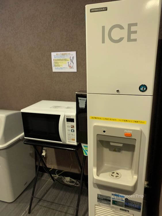 共用スペースの電子レンジと製氷機コーナー