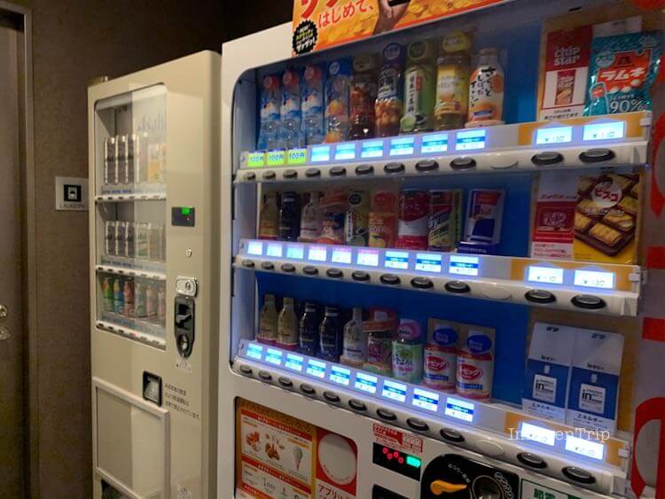 製氷機奥に並ぶドリンク自販機とランドリー入口