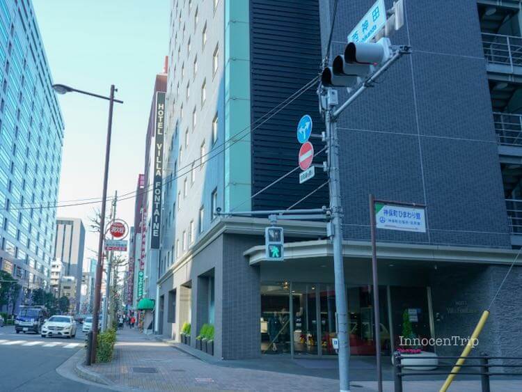 ヴィラフォンテーヌ東京九段下のタイル調外観と周辺の街並み