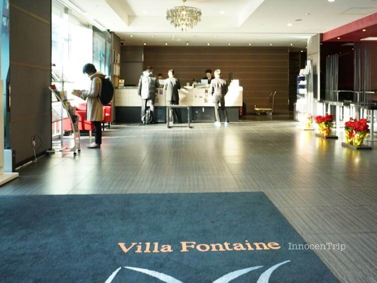 フロントとソファが並ぶヴィラフォンテーヌ東京九段下のロビー