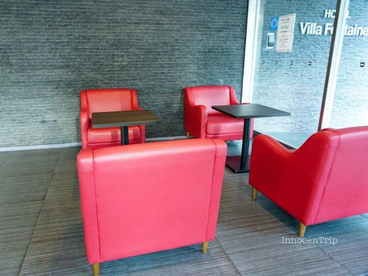 赤いソファがアクセントになったロビーのカウンター席