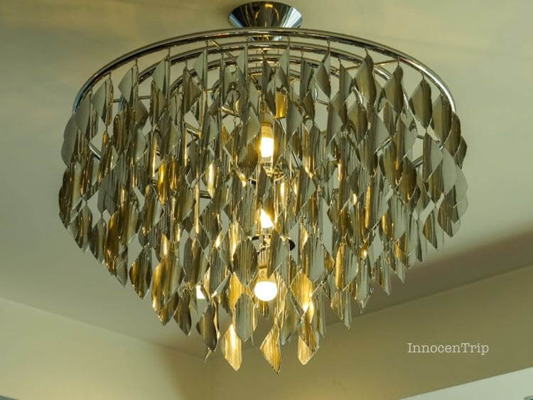 モダンな天井照明が並ぶスタイリッシュなロビー