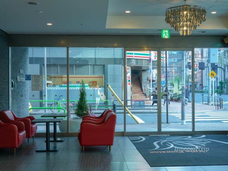 フロントから見たエントランスとガラス張りの外観