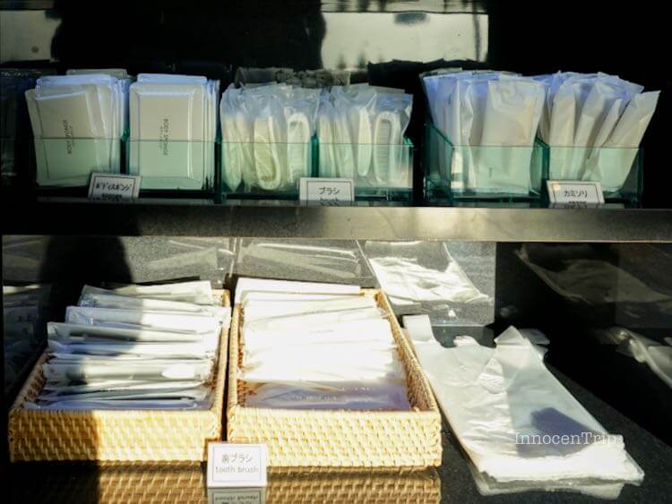 カミソリやボディスポンジなどセルフアメニティコーナー