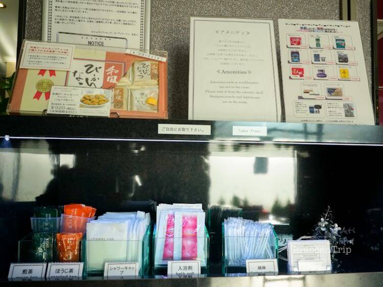 フロント横に用意された煎茶や入浴剤のアメニティ棚