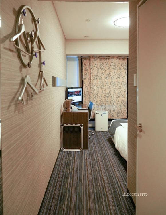 客室ドアを開けた正面にデスクやハンガーが見える室内