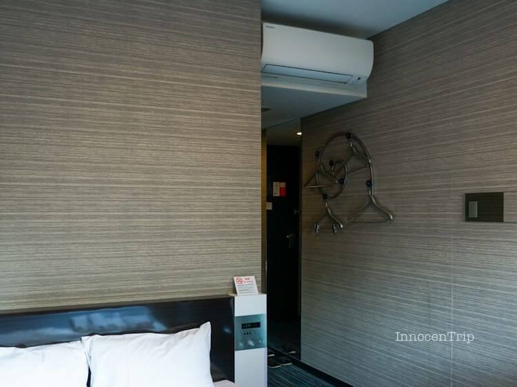 個別空調エアコンと円形フックに掛けたハンガー