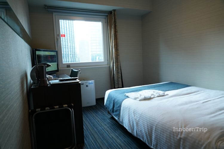 大きな窓から自然光が入る明るい客室