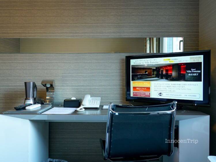 デスクにテレビやドライヤーが並ぶワークスペース