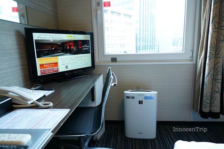 デスク横に置かれた空気清浄機と窓際の明るさ