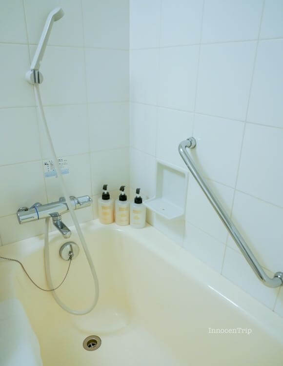 足を伸ばせるバスタブ付き浴室とシャワー