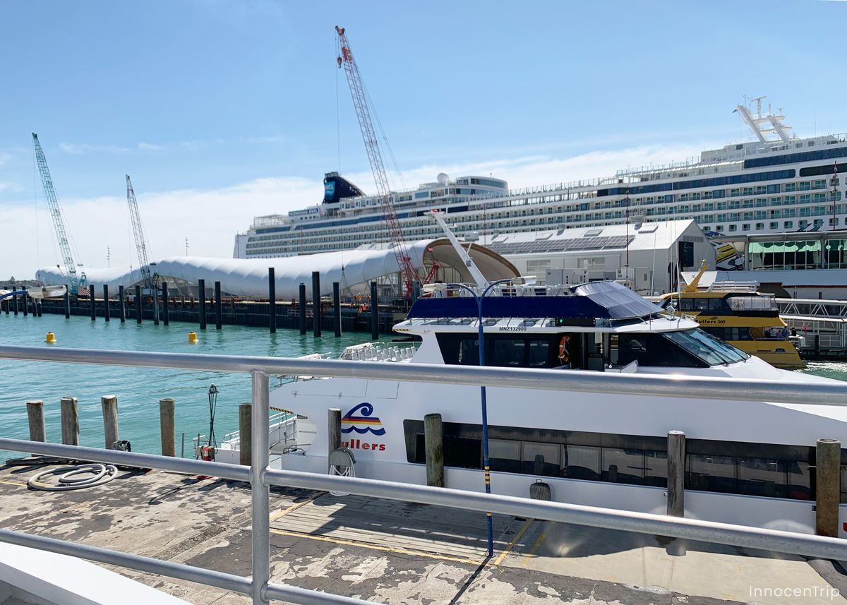 フェリー乗り場に停泊するボートと青空