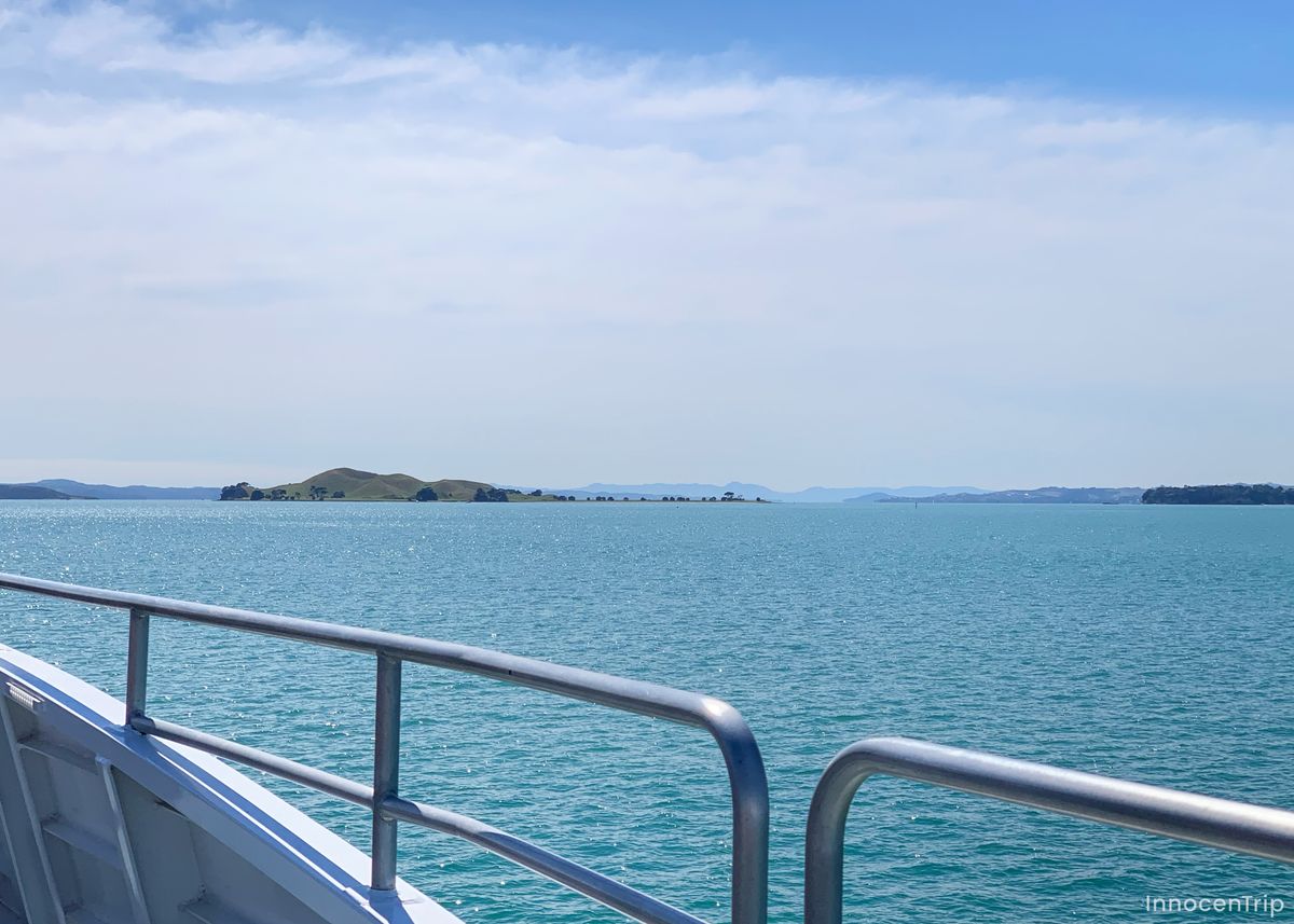 フェリーのデッキから見える海と島