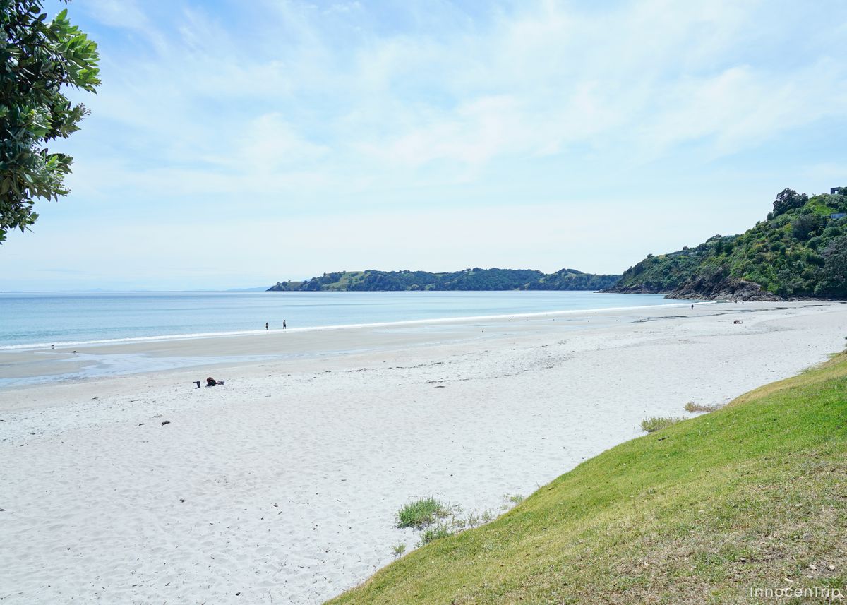 白い砂浜と海辺の風景