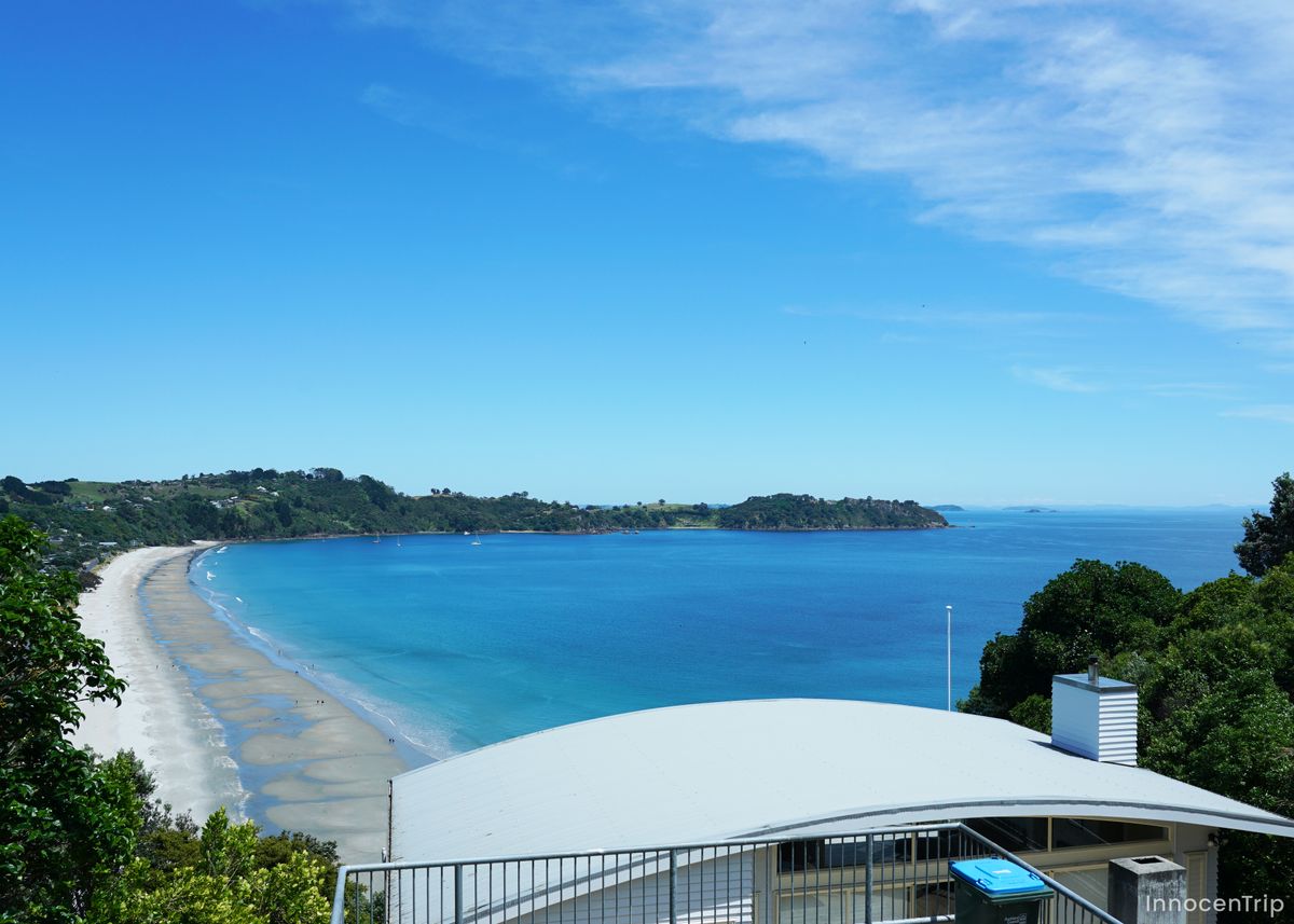 丘の上から見える海の眺め