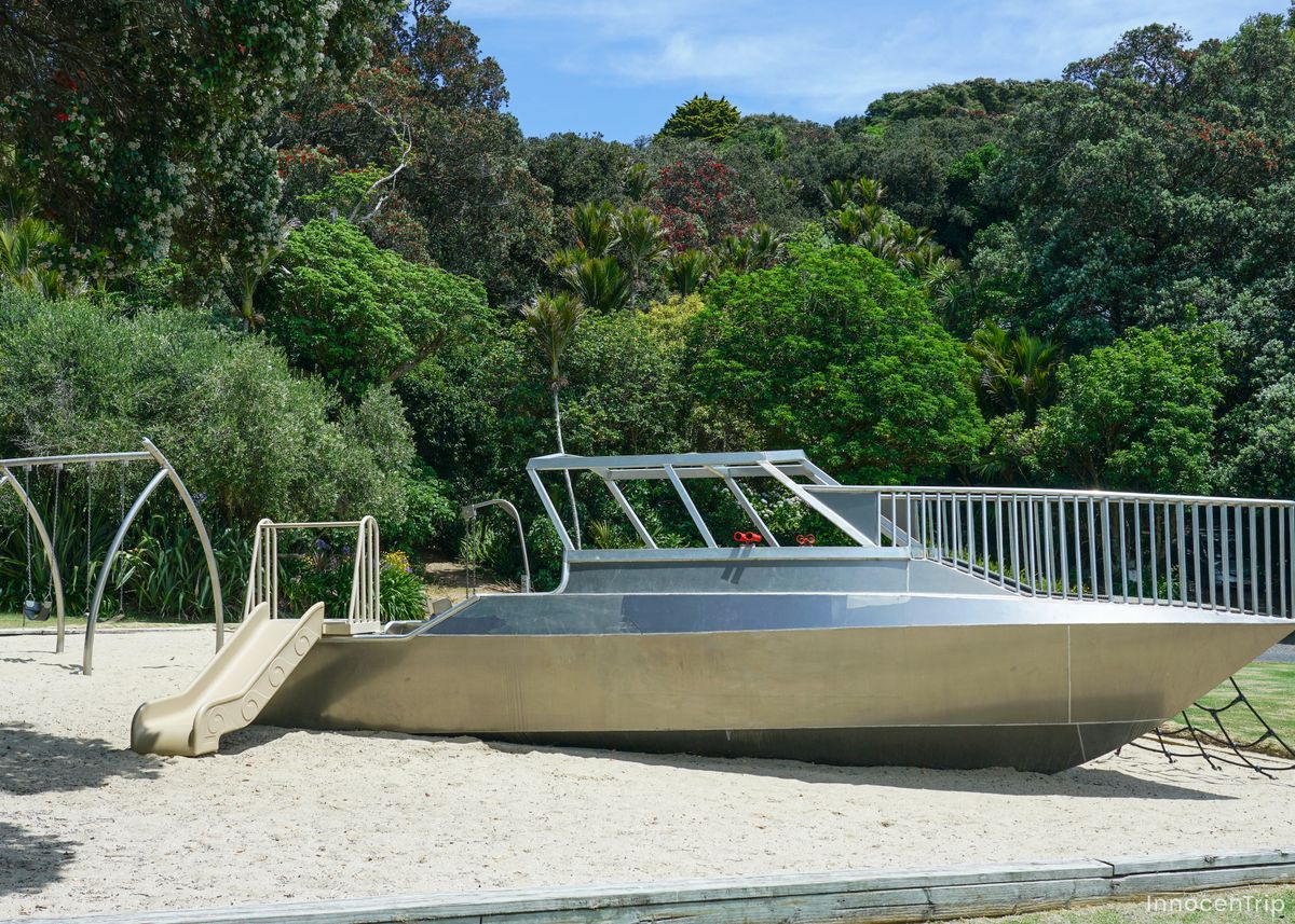 熱帯植物に囲まれた公園の風景