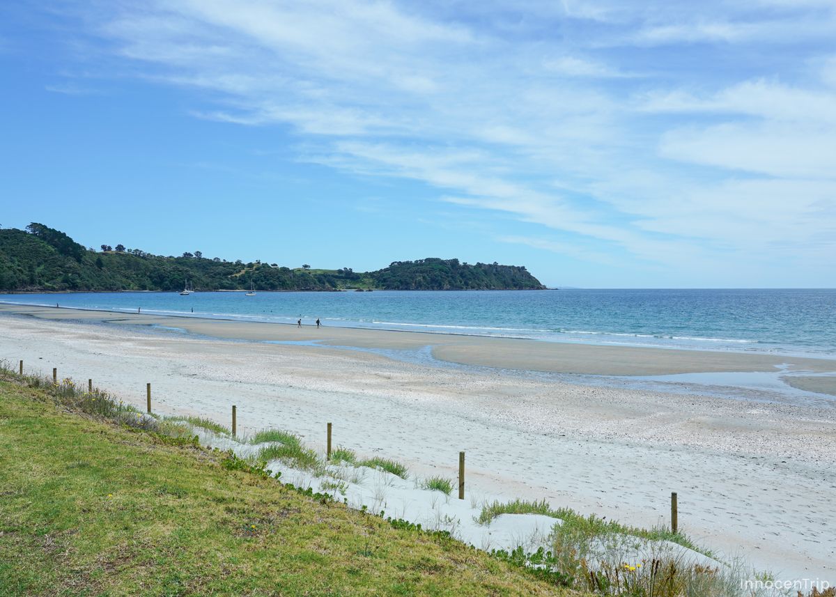 砂浜と遠くに広がる海