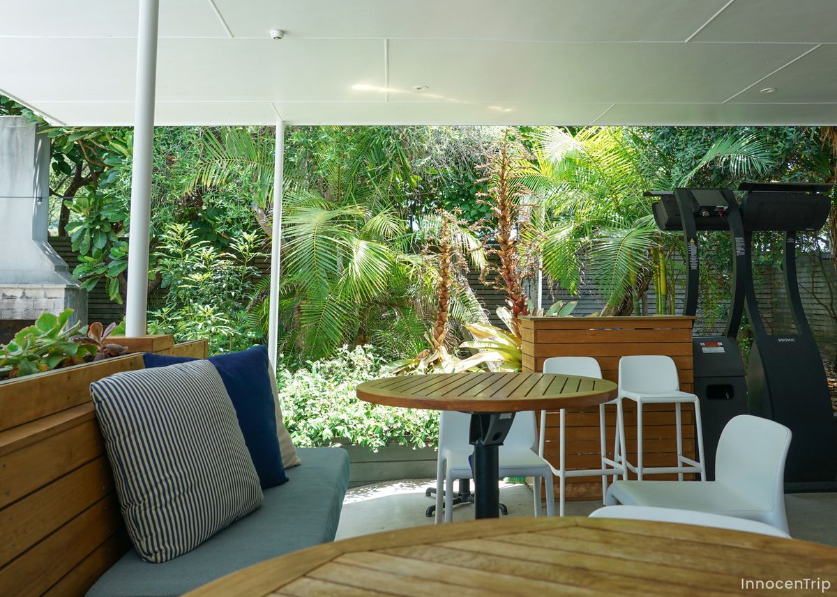 自然光が差し込むカフェの室内席