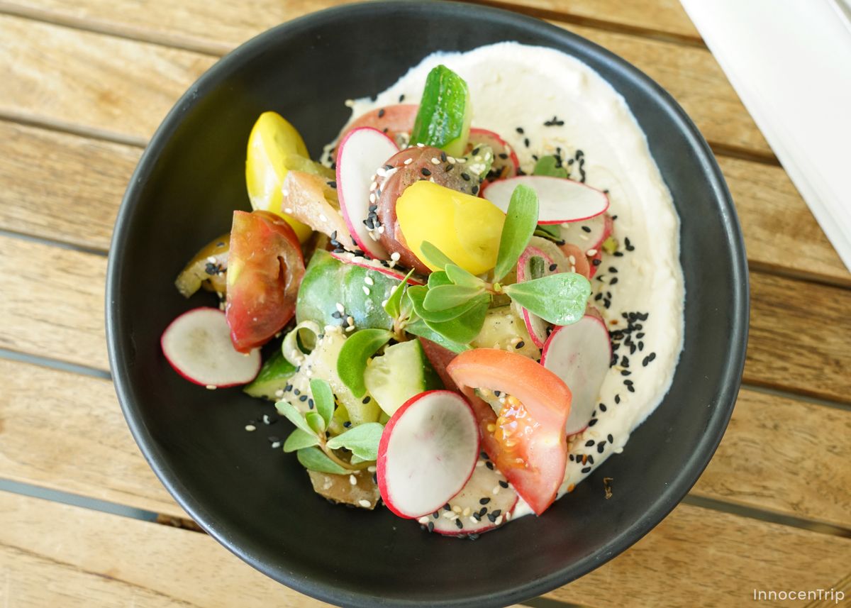 サラダ中心のランチプレート