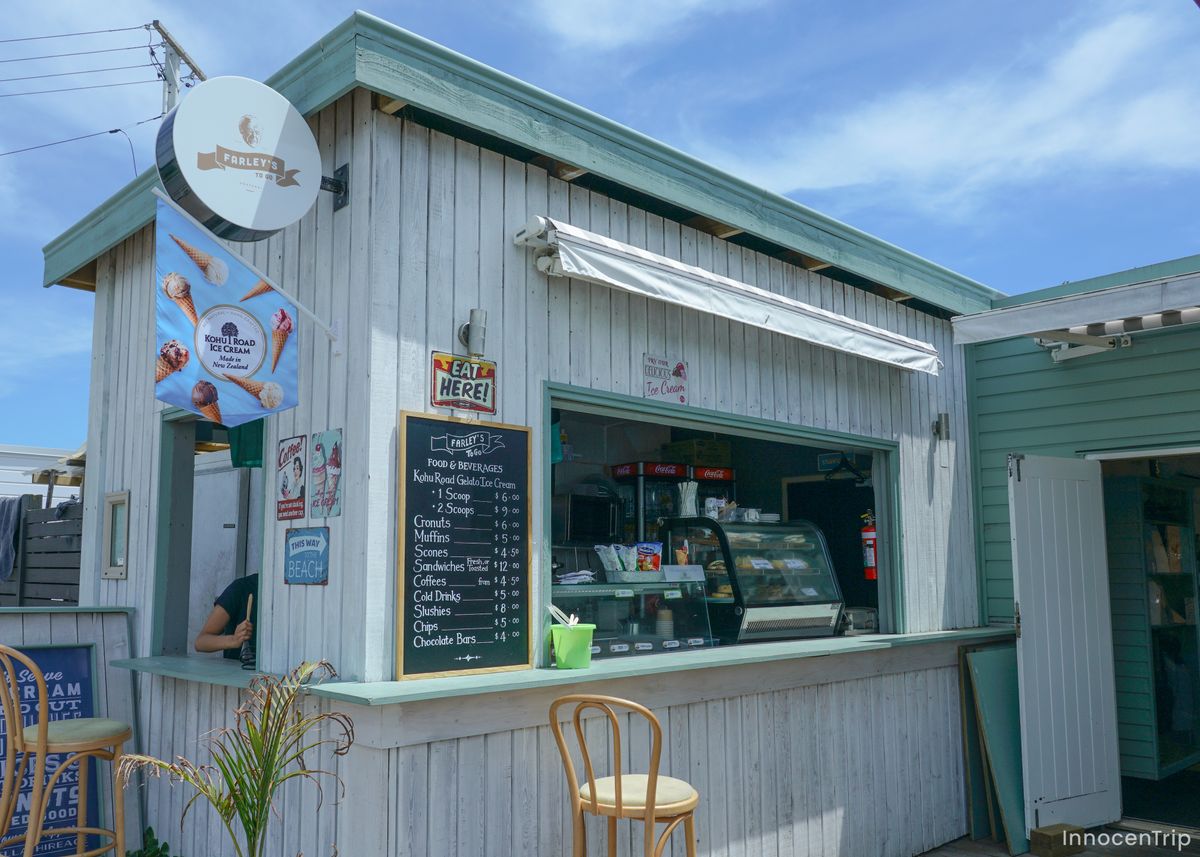 ワイナリーの外観とエントランス