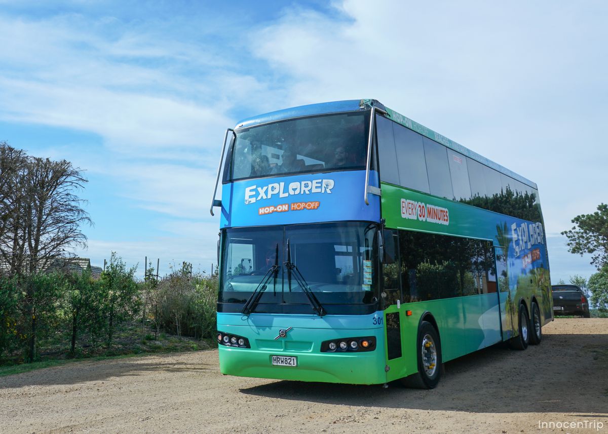 ワイヘキ島を走る観光バス