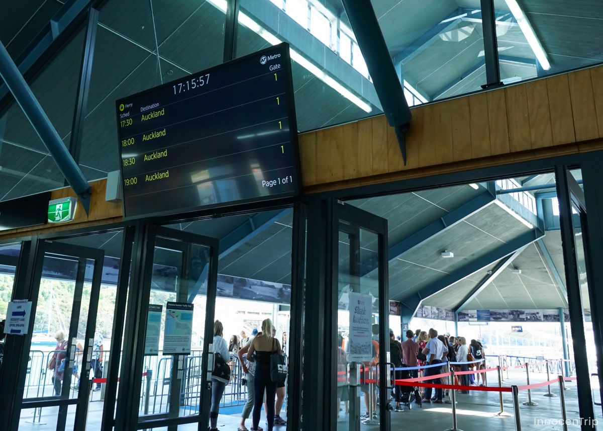 フェリーターミナルの待合エリア